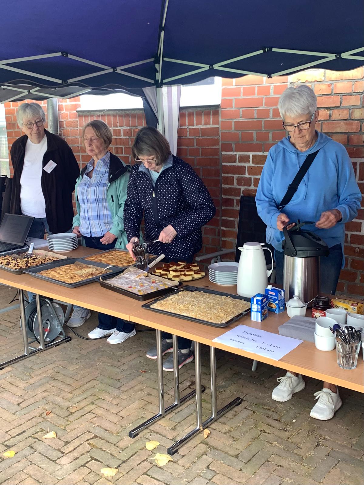 Ehrenamtliche seniorTrainerinnen beim Kaffee- und Kuchenverkauf zum Jubiläumsfest