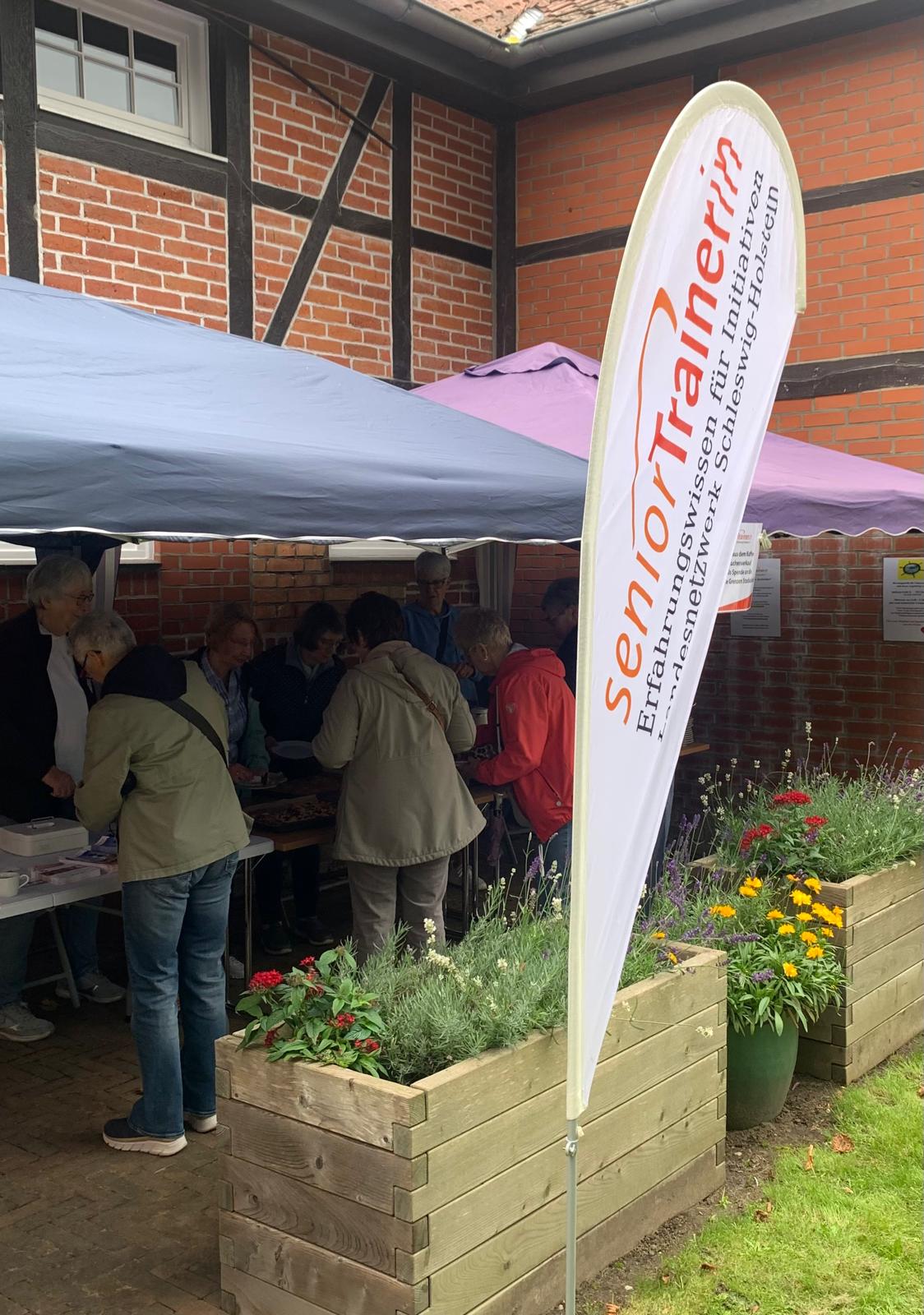 Stand der seniorTrainerinnen beim Jubiläumsfest im Garten der Villa Jebsen